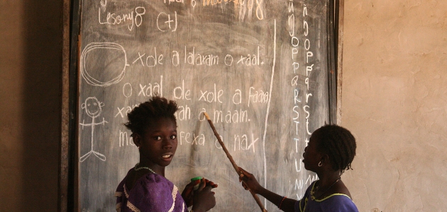 Læsetræning, her i Senegal, støttet af landets bibelselskab. Her ses 2 elever i læseskole i Dagadaoud, Senegal. Foto: Joaquim Dassonville