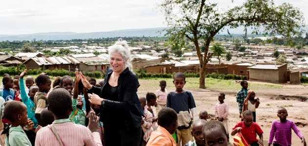 Synne Garff besøger flygtningelejren Nakivale i Uganda. Her har bibelsk sjælesorg givet livsmodet tilbage til mange traumatiserede. Foto: Les Kaner.
