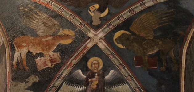 Evangelisterne er ofte symboliseret ved fire forskellige væsener: oksen, mennesket, løven og ørnen. Evangelistsymbolerne bliver ofte brugt både til udsmykning af kirker, interiør og også mange middelalderbibler. Her ses de 4 evangelisters symboler malet i loftet i Chiesa di San Fermo Maggiore i Verona. Foto: Mattis, Wikimedia Commons. 