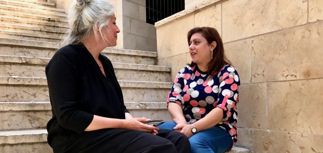 International chef Synne Garff mødte Pauline Ayyad i Betlehem. For ti år siden mistede Pauline sin mand Rami. I dag hjælper hun andre enker med at få livsmodet tilbage. Foto: Maria Dyrlund.