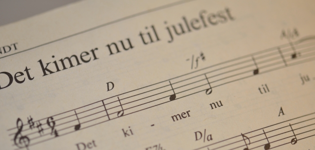 For de fleste danskere er det en fast del af juletraditionerne, at der skal synges salmer, når det er jul. Både i kirken og rundt om juletræet derhjemme. Foto: Colourbox