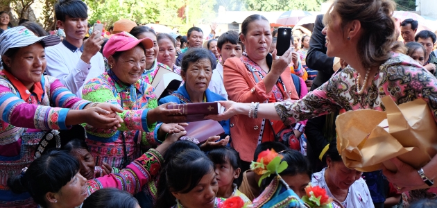 I skolen skal de kinesiske børn lære mandarin allerede fra første klasse. Derefter må de ikke længere tale deres eget sprog i skolen. I kirken og gennem Bibelen fastholder de deres modersmål. Foto: Jared Wong, UBS.