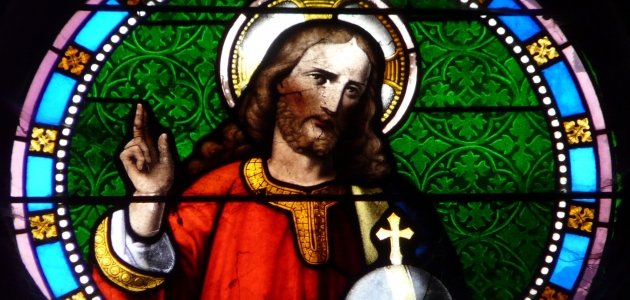 Salvator Mundi. Glasmosaik fra Notre-Dame Kirken i Tauves (Frankrig). Kilde: Wikimedia Commons.