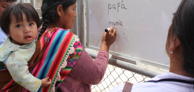 Mor fra Bolivia deltager i læseprogrammet "Read to Live". Foto: UBS