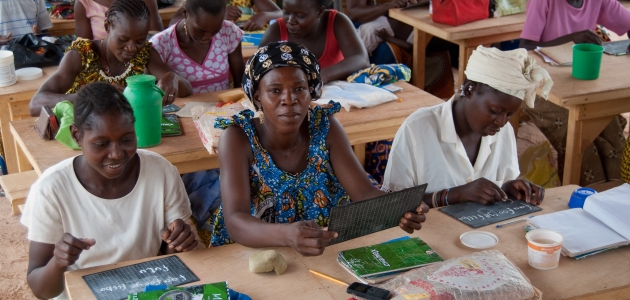 En kirkebaseret klasse i Burkina Faso. Skolen er åben for alle voksne uanset tro. Foto: Joyce Van De Veen / UBS