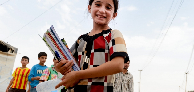 Pige fra Mellemøsten med bøger under armen. Foto: Sat-7