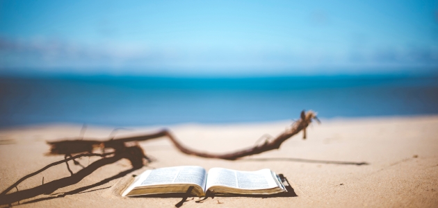 Bibel på strand. Foto: Unsplash.