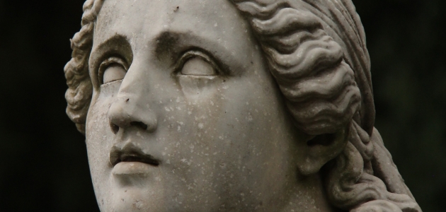 Statue af grædende kvinde. Foto: Antônia Felipe / Unsplash