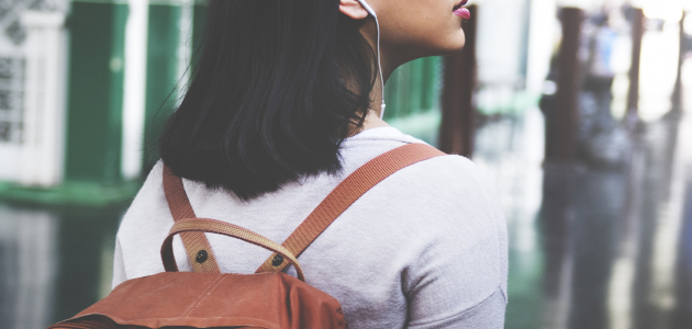 Pige med rygsæk og høretelefoner: Foto: Shutterstock.
