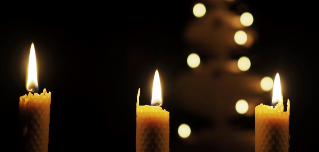 Advent, 4 lys. Foto: Unsplash.