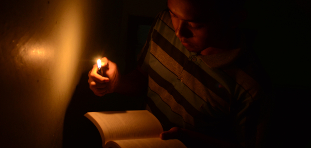 Dreng læser i mørke