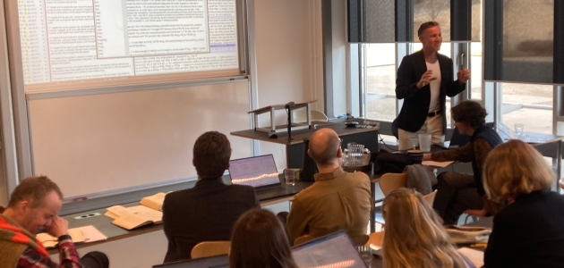 På Københavns Universitet fik et engageret publikum en sjælden mulighed for at opleve, hvordan en bibeltekst bliver til på dansk – et arbejde, der kræver både sproglig finesse, teologisk indsigt og kompromisets kunst. Foto: Johannes Baun.