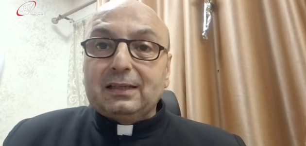 Fader Gabriel Romanelli, der leder Holy Family Church i Gaza, bliver interviewet til SAT-7 tv-udsendelse