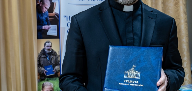 Vicegeneralsekretær i Bibelselskabet i Ukraine modtager parlamentets hæderspris. Foto: Anna Malysheva