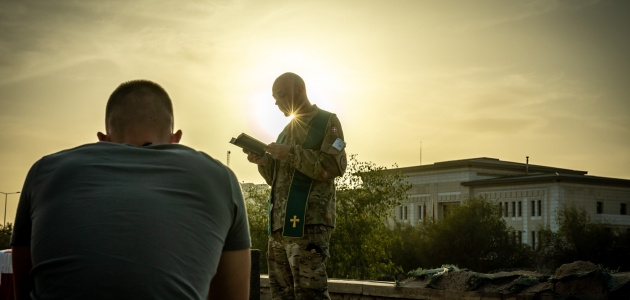 Peter Lynggaard Uth er feltpræst og sognepræst ved Højmark og Lem kirker og har været tilknyttet Forsvaret siden 2018. Han har været udsendt blandt andet til Irak og Letland og er til daglig tilknyttet Jydske Dragonregiment i Holstebro, hvor han møder værnepligtige og soldater i både undervisning, samtaler og gudstjeneste. Foto: Tue Skals. 
