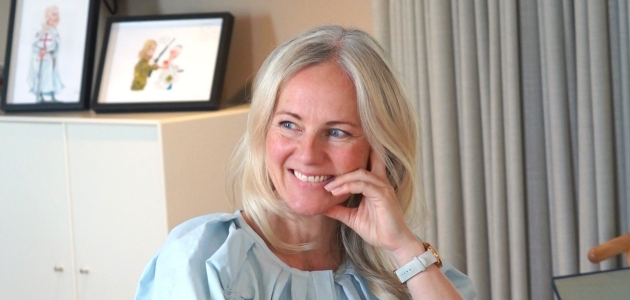 "Bibelen er en bog, der altid overrasker mig, når jeg læser den," fortæller kirkeminister Ida Auken. Bibelen ligger også ved hendes seng, og hver dag modtager hun Bibelselskabets "Dagens vers". For hende er den blevet et tydningslag på både hverdagen og den verden, hun er en del af.
