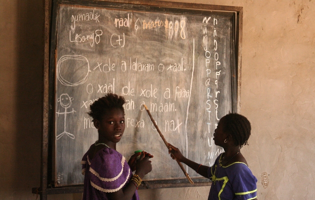 Læsetræning, her i Senegal, støttet af landets bibelselskab. Her ses 2 elever i læseskole i Dagadaoud, Senegal. Foto: Joaquim Dassonville