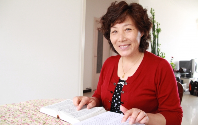 Prædikant, Bao Xiaolin, har hjulpet til med oversættelsen så Wa-folket kunne få deres egen bibel. Foto: De Forenede Bibelselskaber.