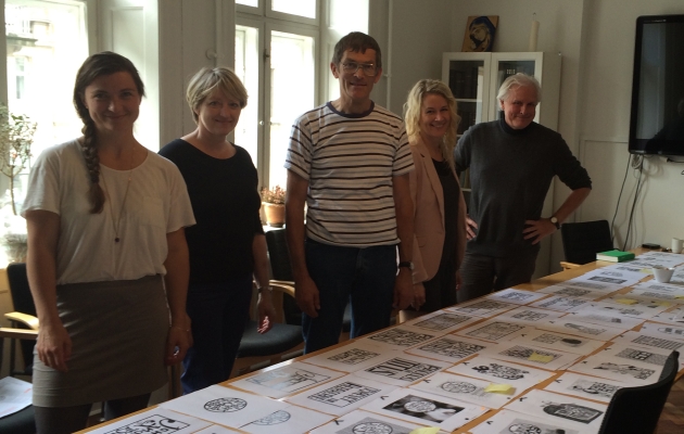 Her er en del af holdet bag "Bibelen til konfirmander". Fra venstre er det cand.theol. Louise Højlund, grafiker Annette Borsbøl/Imperiet, cand.theol. Lars Nymark Heilesen, cand.theol. Mette Behrndtz samt grafiker Harvey Macaulay/Imperiet. Foto: Bibelselskabet.