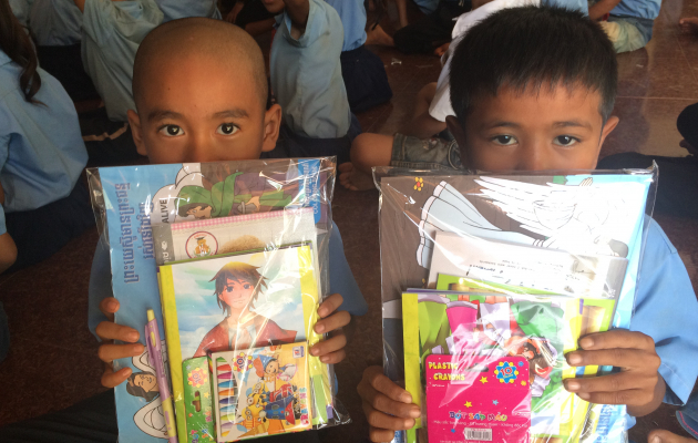 To drenge fra Cambodja viser stolt deres læsemateriale frem. Foto: Birgitte Stoklund Larsen