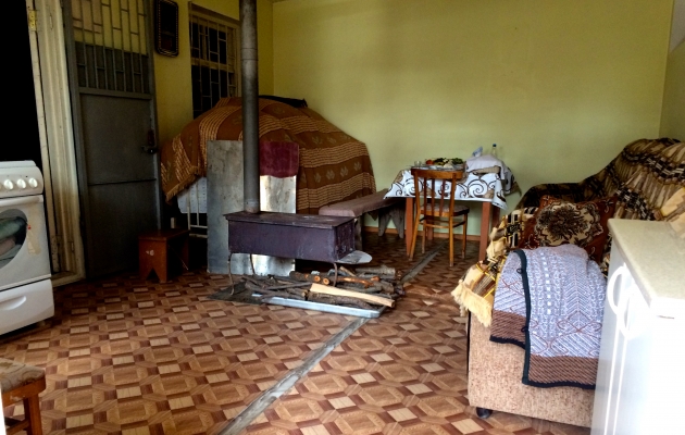 Lida har barrikaderet sig i sin stue for at undgå snigskytternes skud. Foto: May Anushavanyan. 