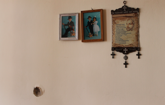 Der er skudhuller i væggene hos Lida. Ovenover har hun hængt et billede af Jesus. Foto: May Anushavanyan. 