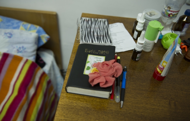 Alesjas bibel ligger på natbordet ved siden af sengen. Hver aften læser hun højt for sin 4-årige datter Darina. Foto: Dag Smemo