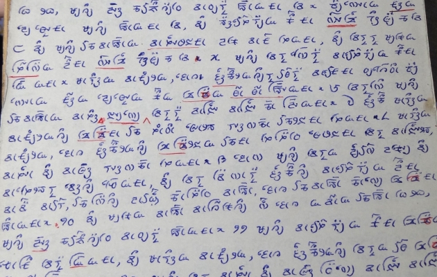 Nogle gange oversættes Bibelen i hånden, før den skrives ind på computeren. Som her ved oversættelsen til Lepcha i den indiske stat Sikkim. Foto: UBS.