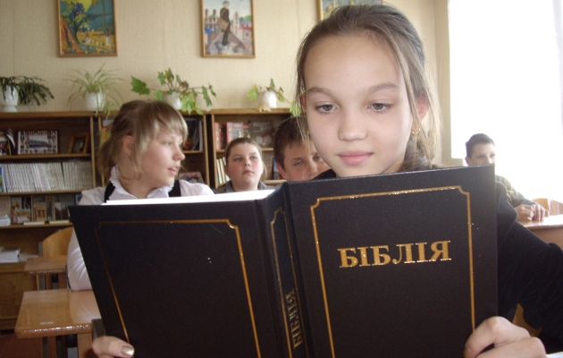 Børnebibler bringer stor glæde blandt børnene, der finder ro og nærhed med de voksne fra Bibelselskabet. En børnebibel kan betyde alverden, når man ellers lever et liv i fattigdom og misrøgt. Foto: De Forenede Bibelselskaber.