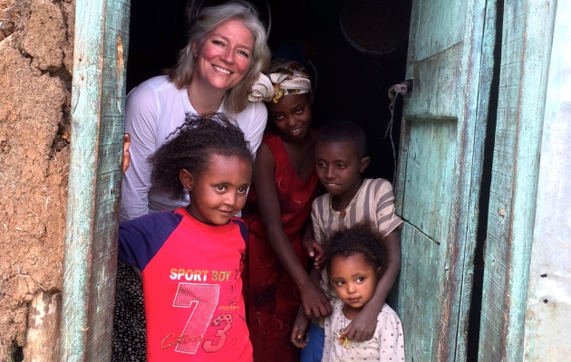 Kan Lydbibelen forandre menneskeliv? Svaret er ja ifølge international chef Synne Garff. Her er hun sammen med børn uden for Addis Ababa. Foto: Bibelselskabet