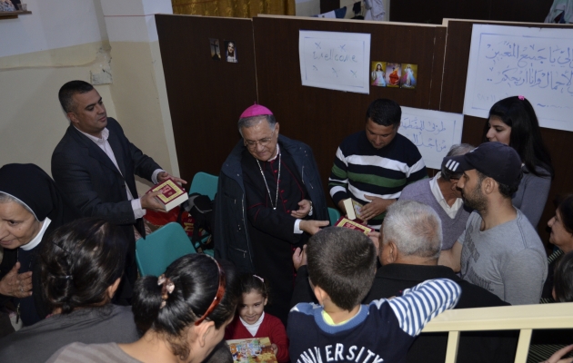 Der har været massiv opbakning fra de jordanske kirker om at hjælpe syriske og irakiske flygtninge. Her er ærkebiskop Fouad Twal på besøg hos irakiske flygtninge i Amman sammen med generalsekretær Munther Namat.