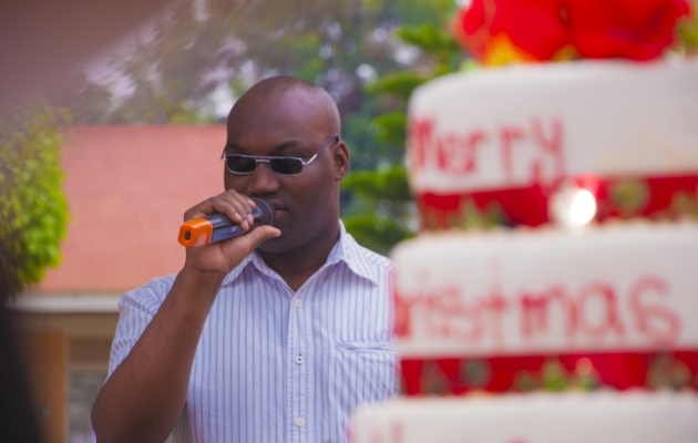 Ved bibelselskabets julefest for blinde holdt blindfødte Nyombi Peter en tale om, hvordan han på trods af sit handikap har taget en uddannelse og fået et succesfuldt arbejdsliv. Foto: Bible Society Uganda