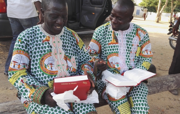 Faveu (t.h.) og præsidenten for den kapsikiske oversættelseskomite med eksemplarer af den nye bibel. Foto: Jaqueline Zoutene, Bible Society of Cameroon