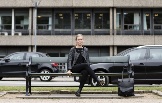 Pia Haakonsen sidder på en bænk foran Rigshospitalet, hvor hun var indlagt med livmoderhalskræft - og hvor hun nu er tilbage for at arbejde på akutafdelingen. Foto: Les Kaner