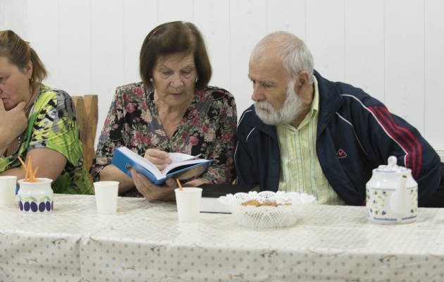 Sinaita læser i Bibelen for sin mand hver dag. Han har dårligt helbred, og historierne samler og trøster dem begge. Foto: Dag Smemo.