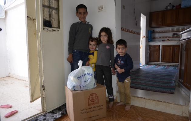 En flygtningefamilie fra Syrien har her modtaget nødhjælp fra Det Jordanske Bibelselskab. Men når munden er mættet, skal de berørte have hjælp og støtte til at bearbejde traumer og chok fra krigen. Foto: Det Tyske Bibelselskab
