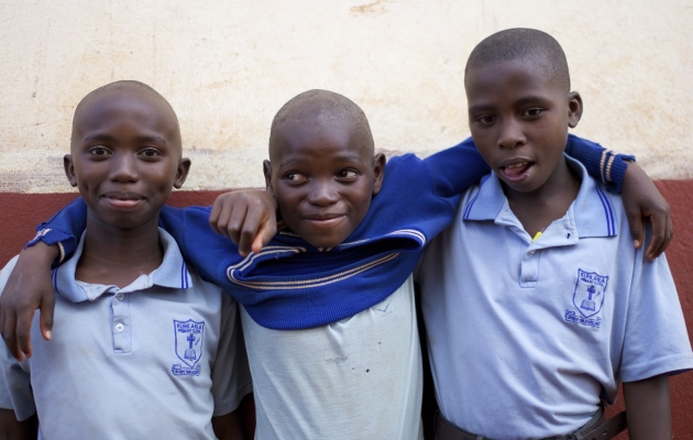 Mange af børnene på Kuhlala-skolen i det nordlige Swaziland har mistet en eller begge forældre på grund af hiv. Drengen i midten har mistet begge forældre og bor hos sin farfar. En del af børnene er selv smittet. Foto: Adam Garff. 