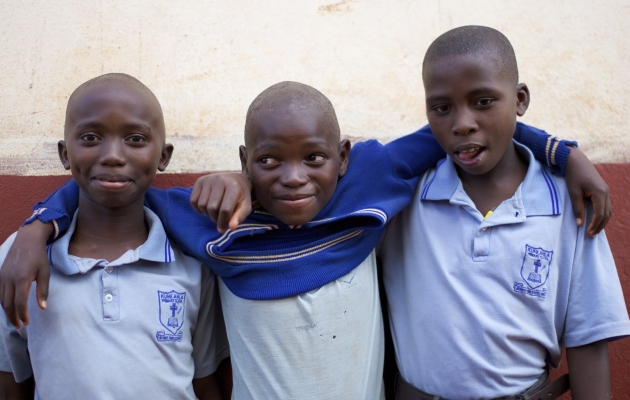 Mange af børnene på Kuhlala-skolen i det nordlige Swaziland har mistet en eller begge forældre på grund af hiv. Drengen i midten har mistet begge forældre og bor hos sin farfar. En del af børnene er selv smittet. Foto: Adam Garff.