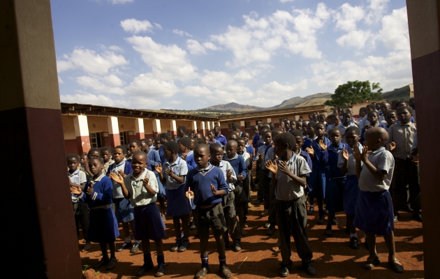 Kuhlahla-skolen ligger i den nordlige del af Afrikas sidste enevældige kongedømme. Mange af børnene har mistet en eller begge forældre og har selv hiv. 1/3 af alle børn i Swaziland bor ikke sammen med deres biologiske forældre. Foto: Adam Garff. 