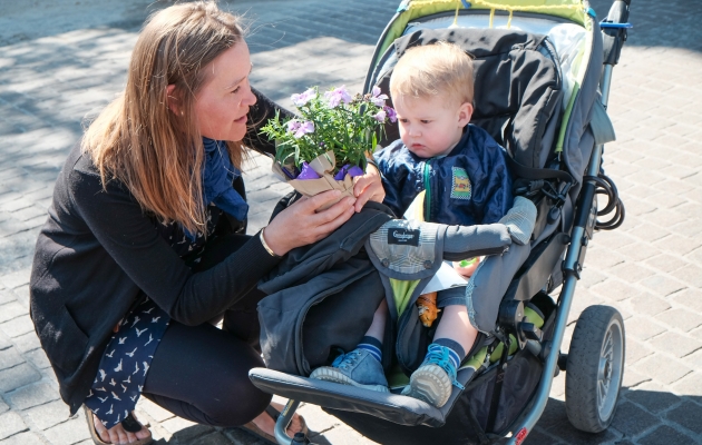 Her forklarer en mor sin søn, at de skal finde en sød kvinde at forære blomsterne til. Foto: Rune Hansen.