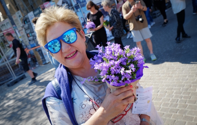 Buketterne skabte smil og glæde på deres vej gennem København. Foto: Rune Hansen.