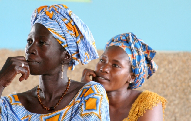 To kvindelige studerende ved et læsetræningskursus i Ngohé presbyterianske kirke. Foto: Joaquim Dassonville / UBS. 