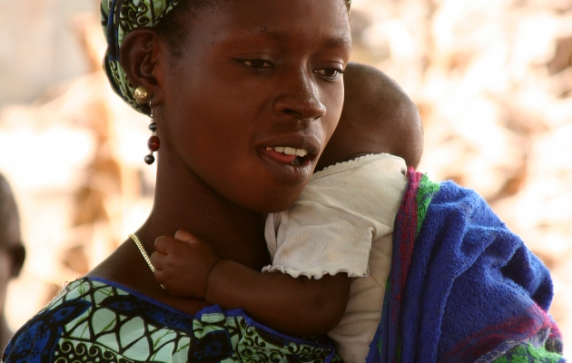 Kvinder tager ofte deres børn med, når de er i f. eks. skole og kirke. Her en deltager med sit barn ved et læsetræningskursus i Tattaguine. Foto: Joaquim Dassonville / UBS. 