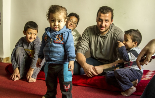 Bibelen og Verden har besøgt denne muslimske familie som er flygtet til Jordan fra Syrien. Børnene er stadig stærkt påvirkede af de traumatiske krigsoplevelser. Foto: Louise Graa Christensen og Lea Holtze. 