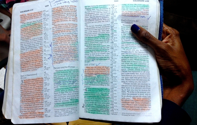 Bibelen studeres indgående når mennesker udsættes for ekstreme situationer. Foto: Lotte Lyng og Synne Garff. 