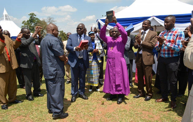 I Kenya er der netop udkommet bibler på fire forskellige lokale dialekter, og sådanne udgivelser fejres ofte med større ceremonier. Foto: UBS.