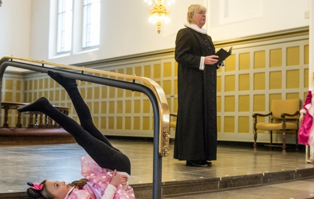 I Sankt Jakobs Kirke holder præst Mariann Schilder-Knudsen fastelavnsgudstjeneste omgivet af udklædte og feststemte børn. Foto: Søren Bidstrup/Scanpix.