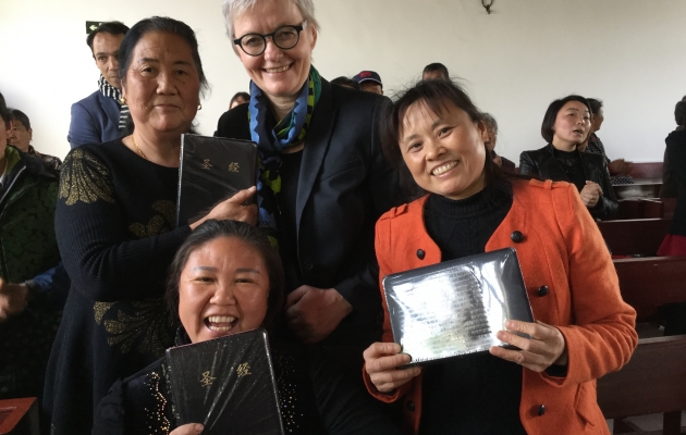 Bibeluddeling i Luhe, Kina. Foto: De Forenede Bibelselskaber