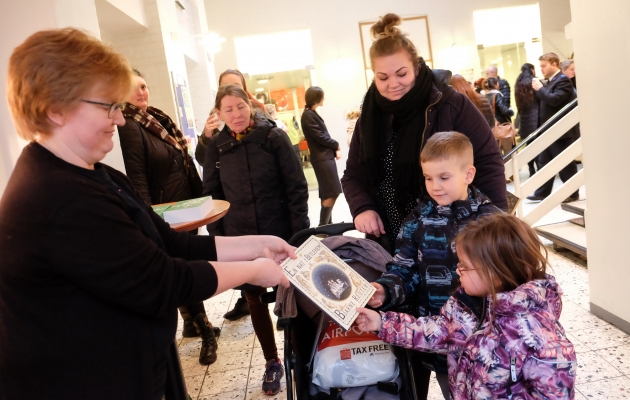 Ulla Nielson uddeler bibler til Frelsens Hær. Foto: Levi Giversen/Rune Hansen