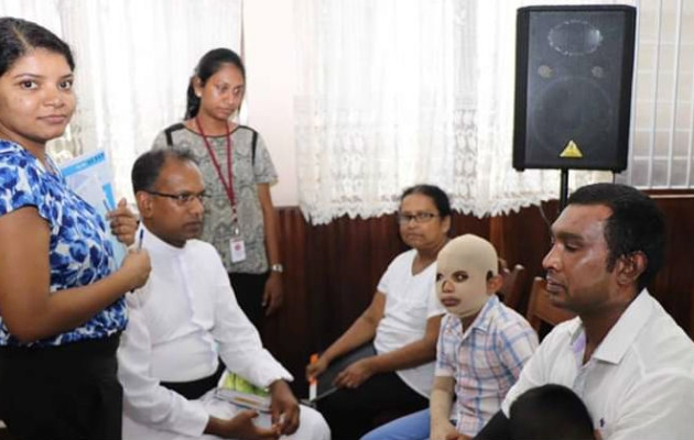 Familie ramt af terror i Sri Lanka. Foto: Sri Lankas Bibelselskab.